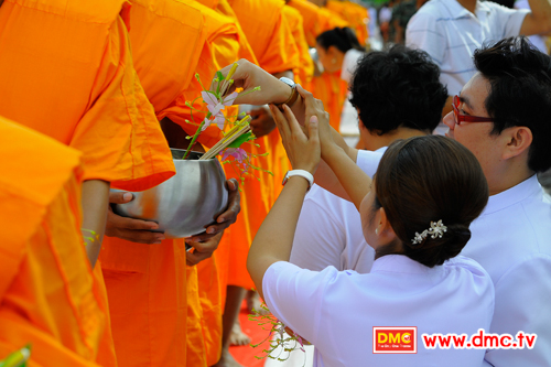 ตักบาตร,พระพุทธศาสนา